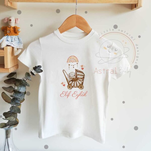 Sepetteki Tavşan ve Gökkuşağı Desenli Çocuk T-shirt