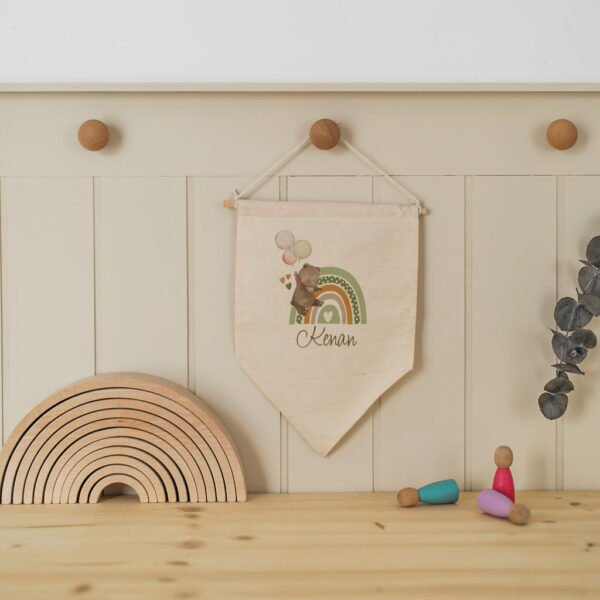 Balonlu Ayıcık ve Gökkuşağı Desen Tasarımlı Bebek Odası Duvar Süsü (Unisex Tasarım)