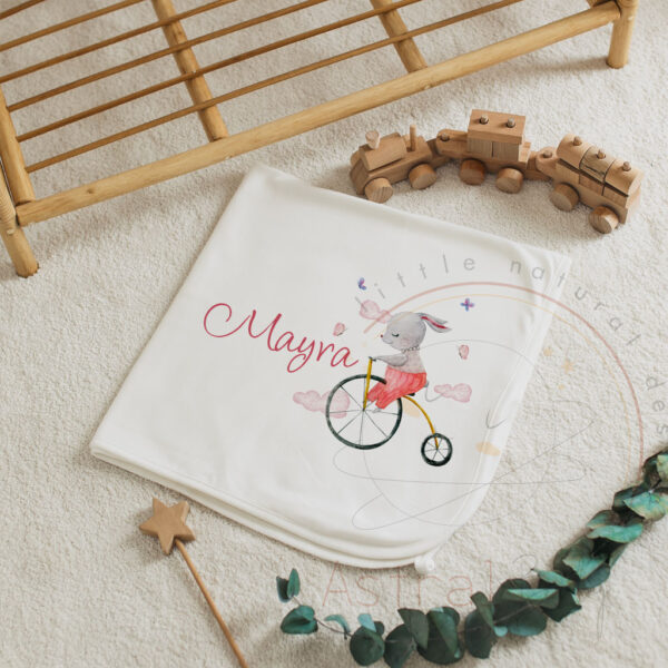 Bisikletli Tavşan Desenli İsimli Penye Battaniye (Kız Bebek)