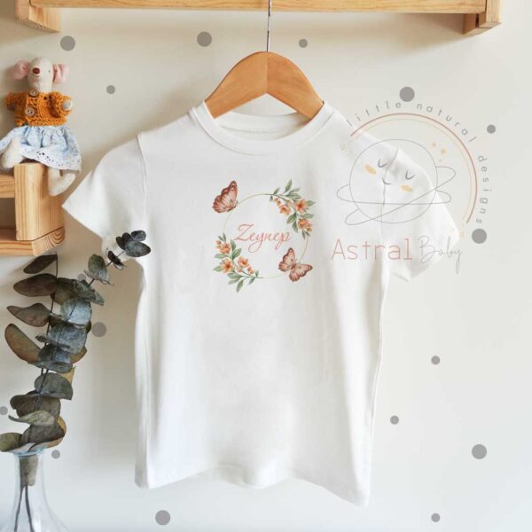 Kelebek ve Çiçekler Yavruağzı Tonları Temalı Çocuk T-shirt